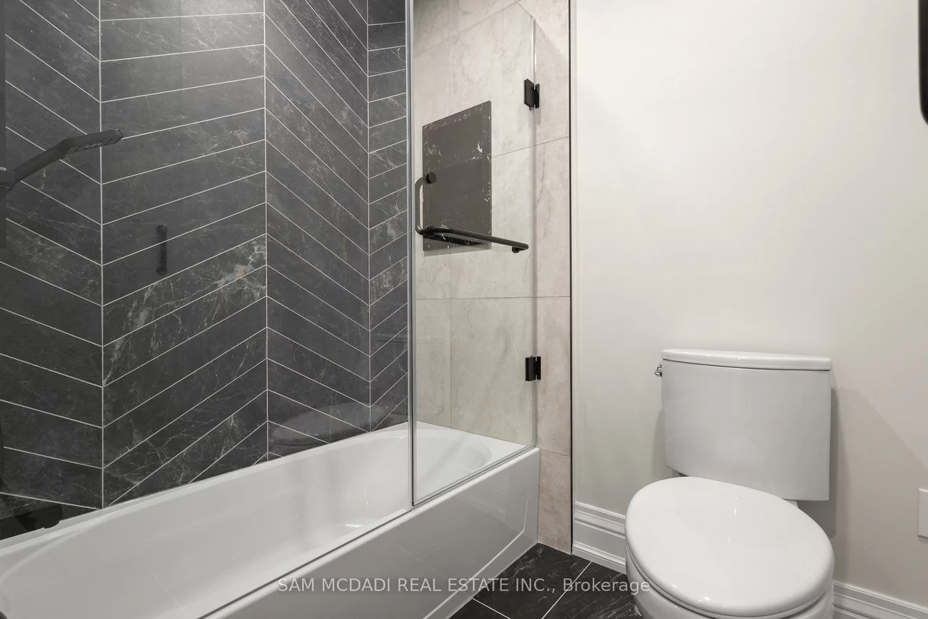 72, Oakes, Mineola, Mississauga