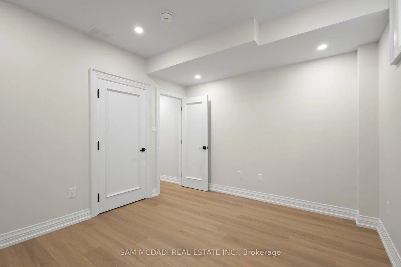 72, Oakes, Mineola, Mississauga