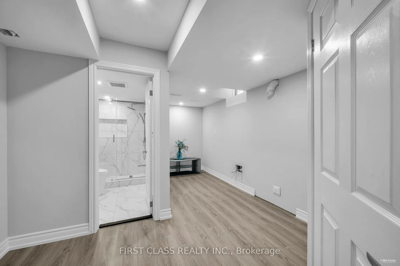 5893, Leeside, Central Erin Mills, Mississauga