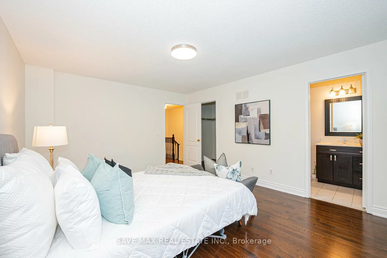 945, AppleCroft, East Credit, Mississauga