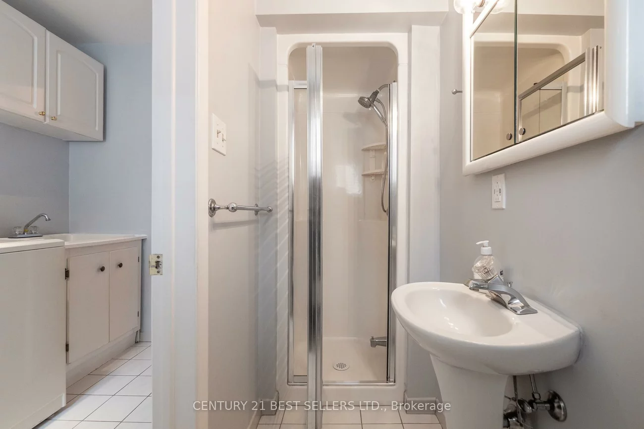 3403, Juanita, Mississauga Valleys, Mississauga