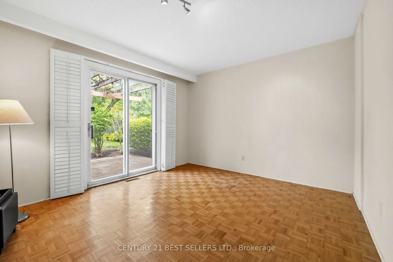 3403, Juanita, Mississauga Valleys, Mississauga