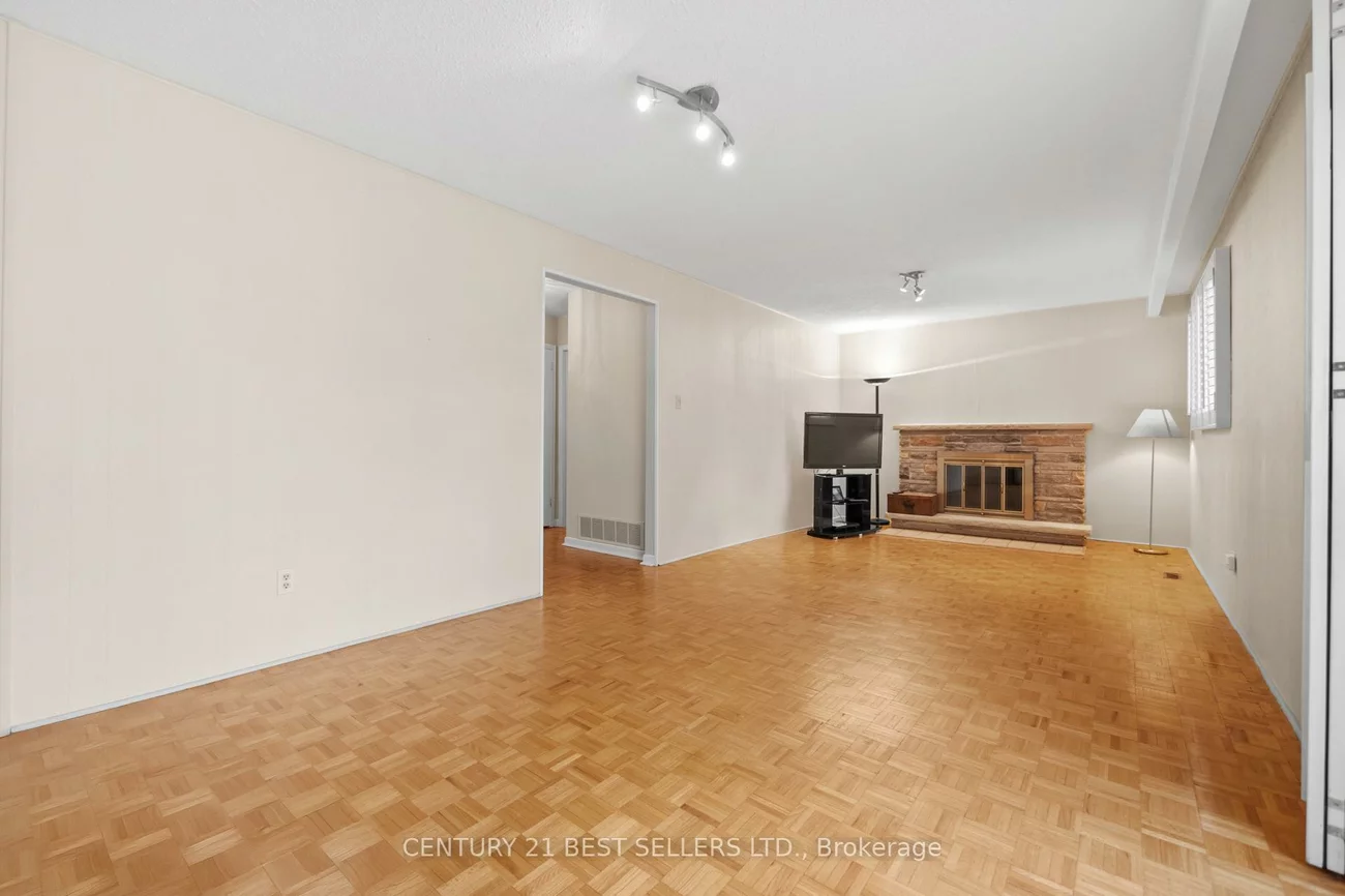3403, Juanita, Mississauga Valleys, Mississauga