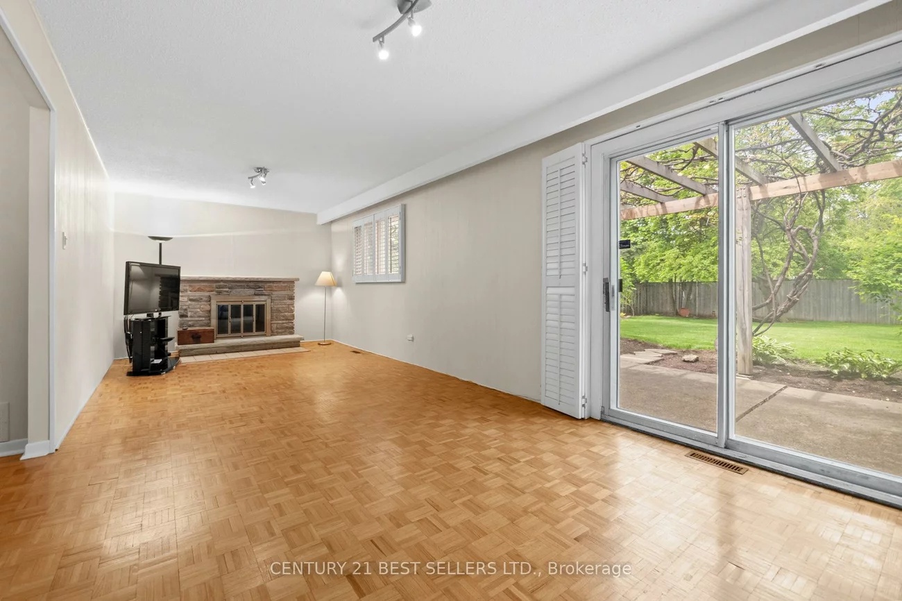 3403, Juanita, Mississauga Valleys, Mississauga