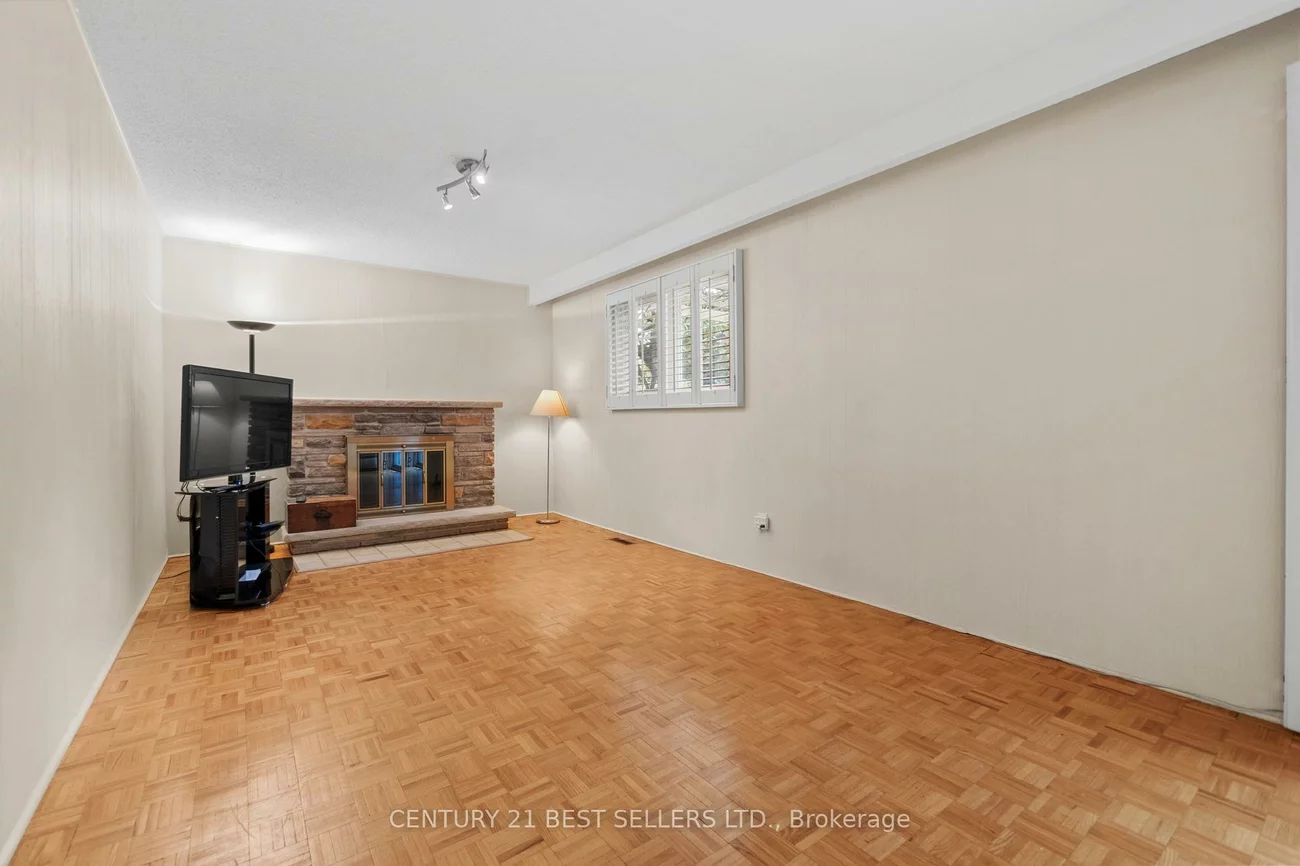 3403, Juanita, Mississauga Valleys, Mississauga