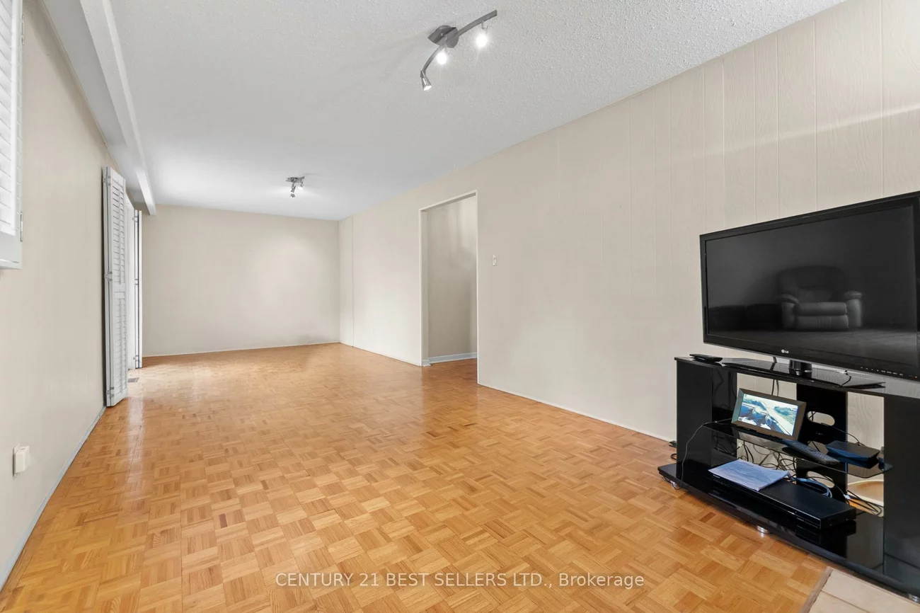 3403, Juanita, Mississauga Valleys, Mississauga