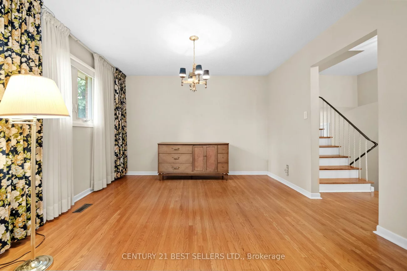3403, Juanita, Mississauga Valleys, Mississauga