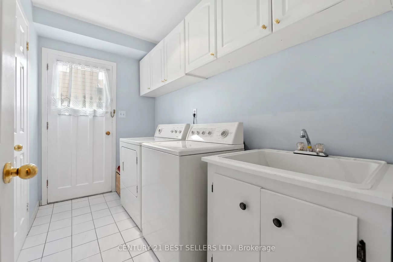 3403, Juanita, Mississauga Valleys, Mississauga