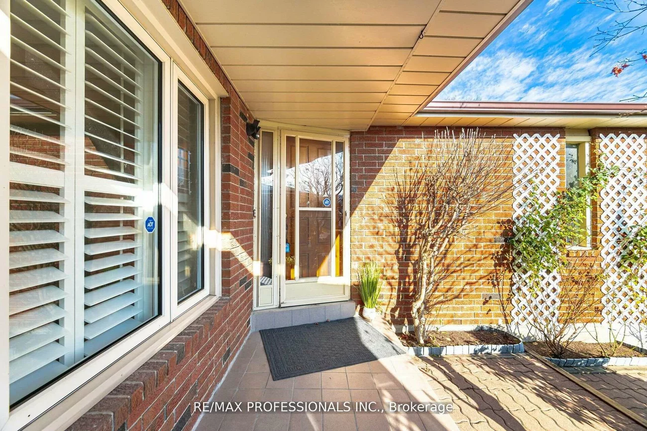 141, Kingsbridge Garden, Hurontario, Mississauga