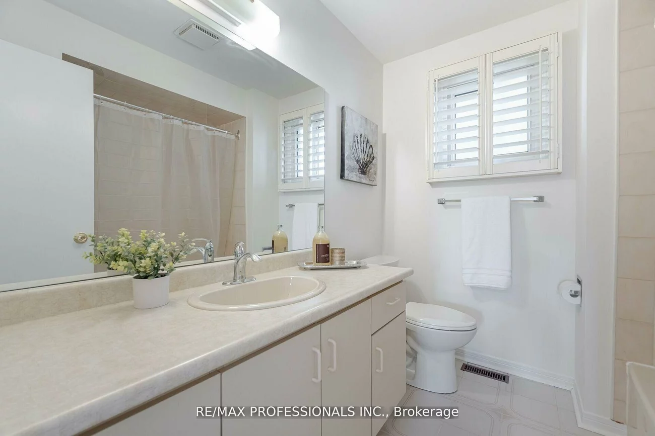 141, Kingsbridge Garden, Hurontario, Mississauga