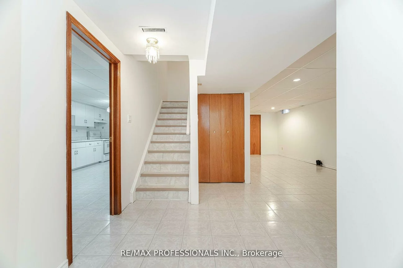 141, Kingsbridge Garden, Hurontario, Mississauga