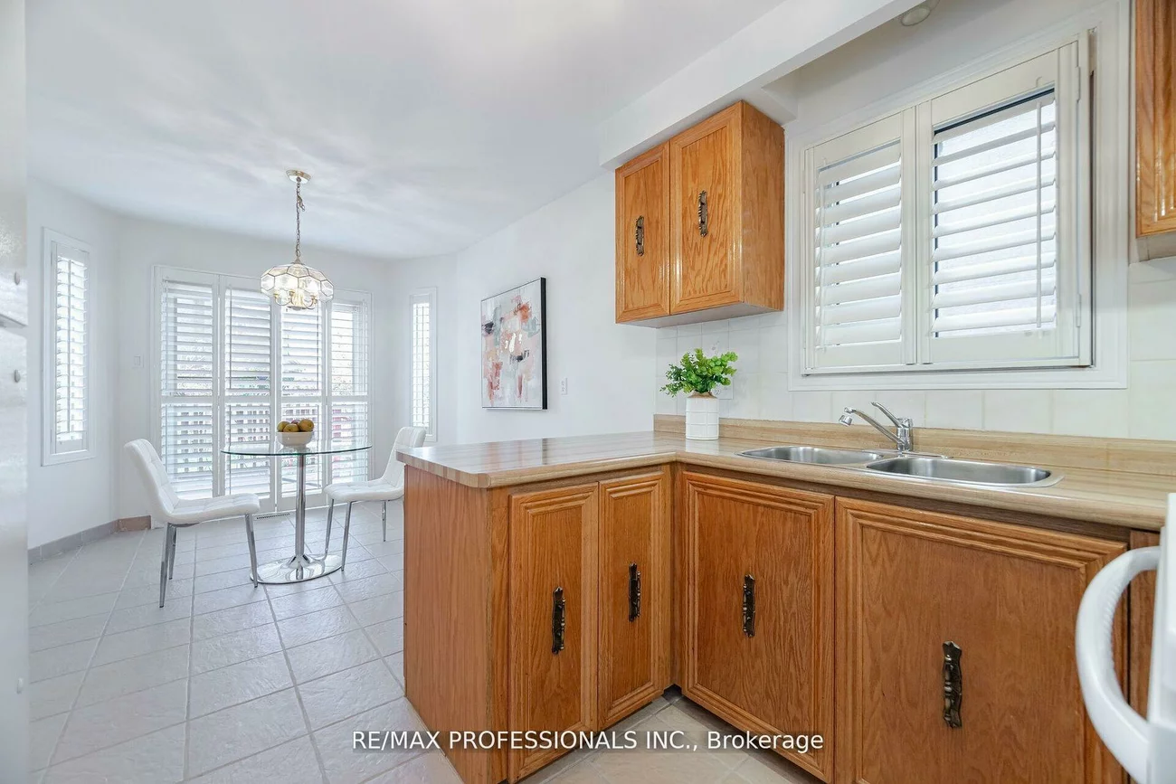 141, Kingsbridge Garden, Hurontario, Mississauga