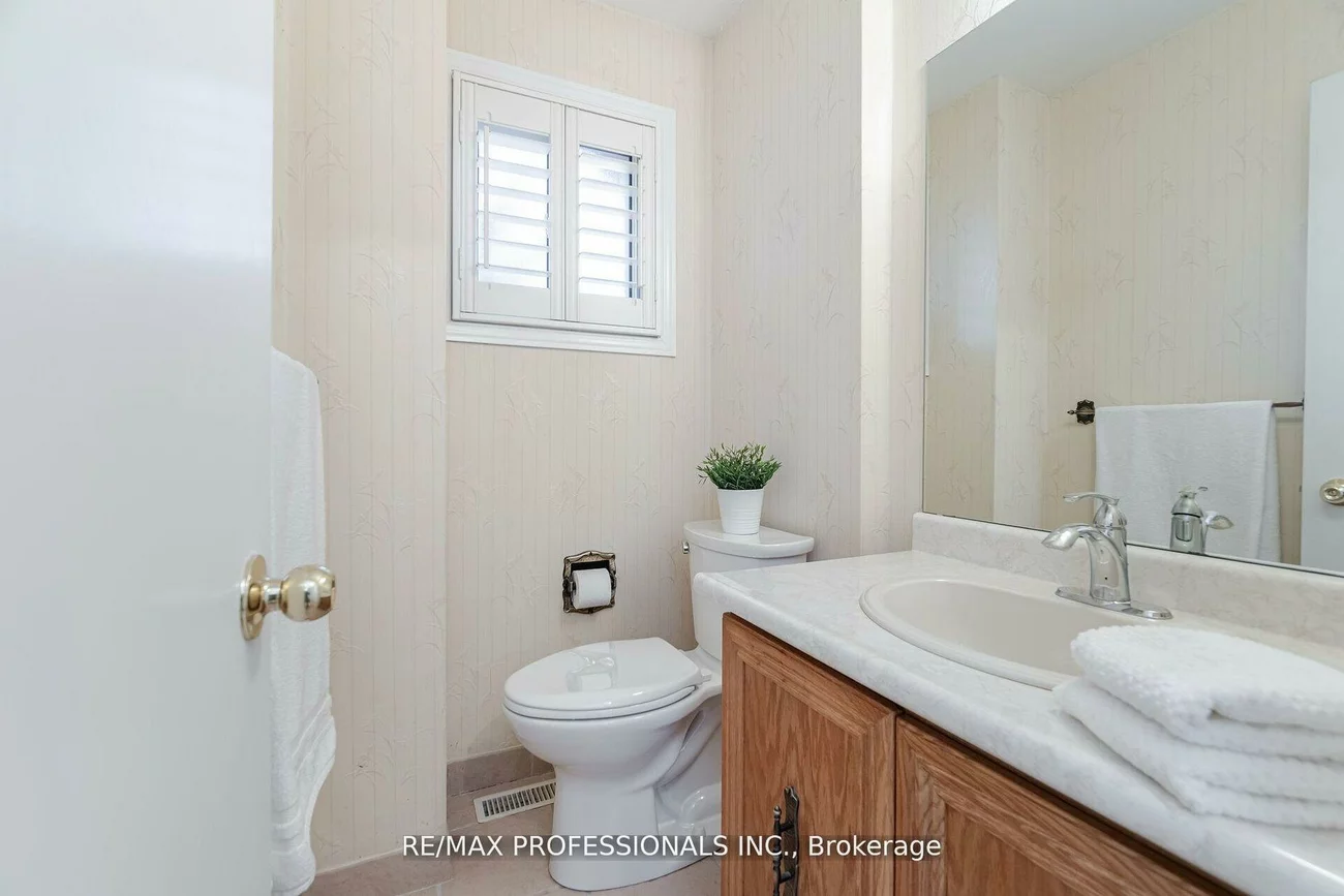 141, Kingsbridge Garden, Hurontario, Mississauga