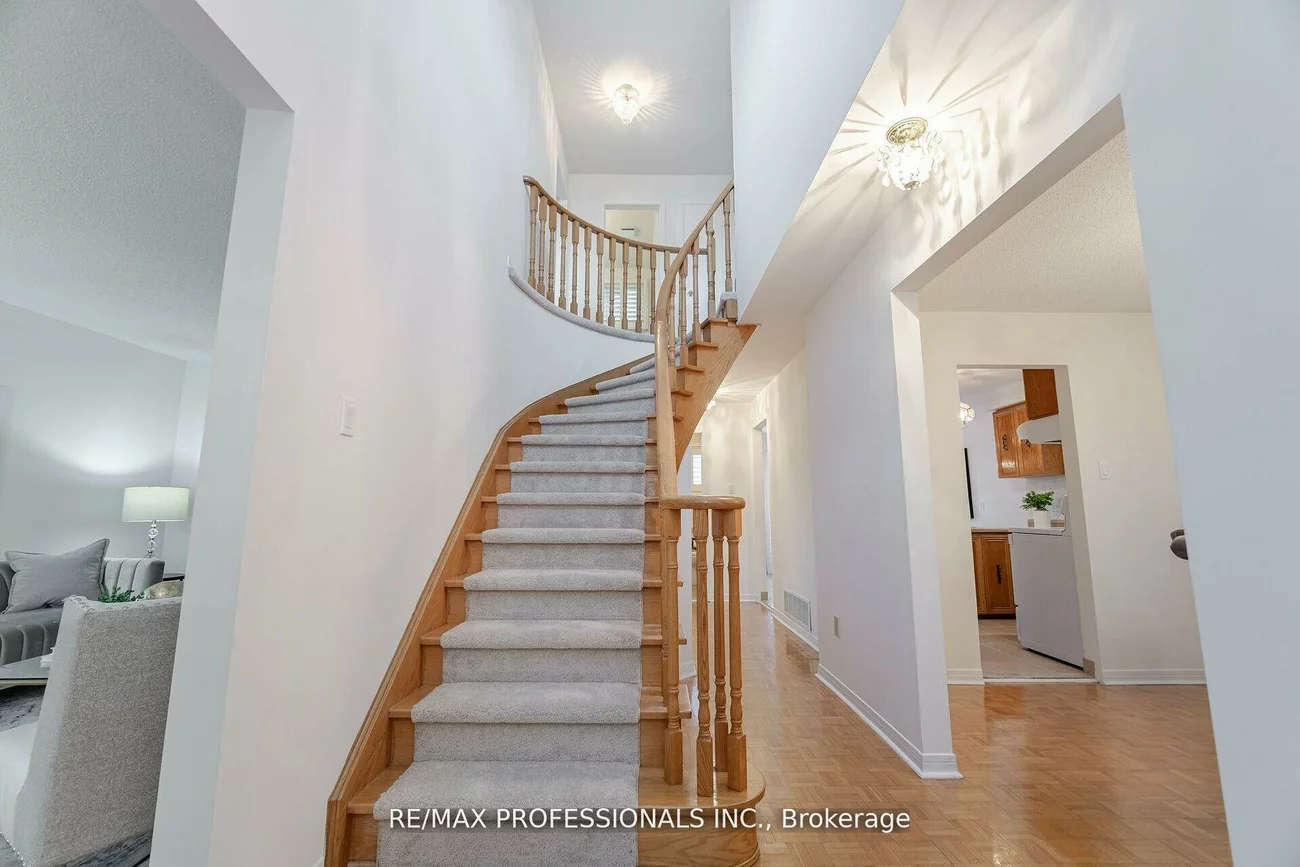 141, Kingsbridge Garden, Hurontario, Mississauga