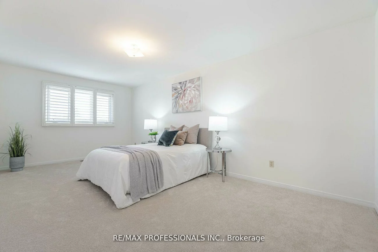 141, Kingsbridge Garden, Hurontario, Mississauga