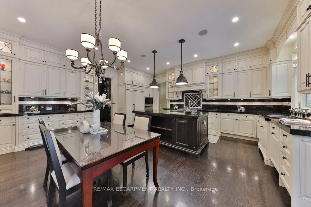 79, Pinewood, Mineola, Mississauga
