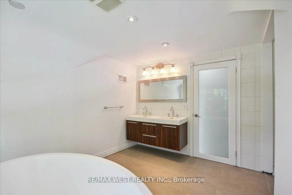 468, Lynd, Mineola, Mississauga