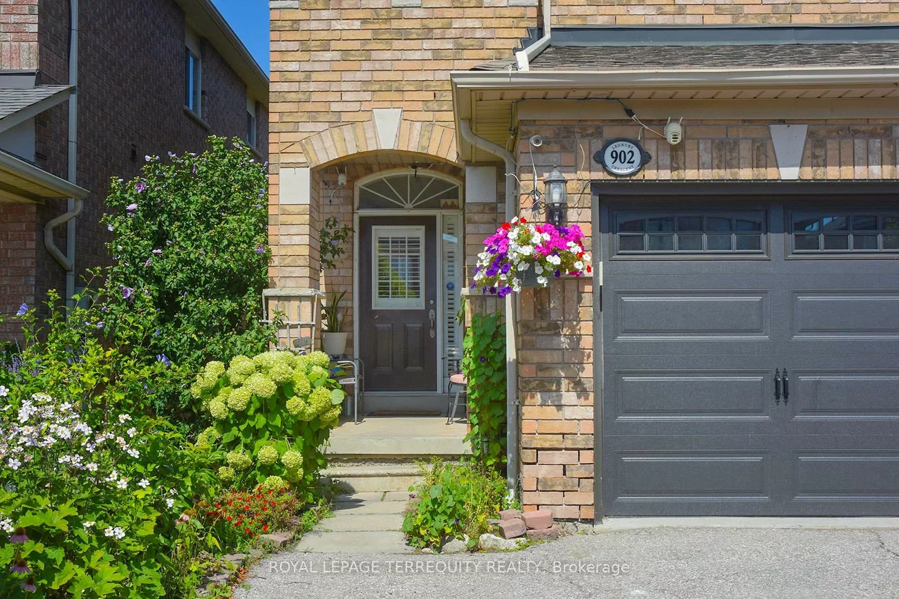 902, Ledbury, East Credit, Mississauga