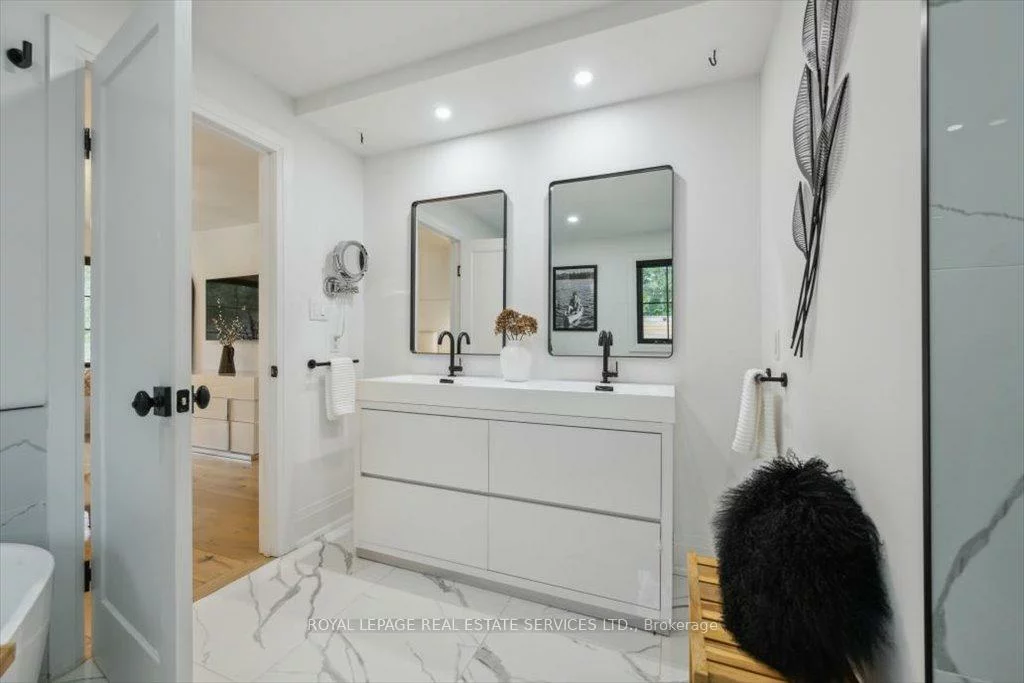 169, Oakes, Mineola, Mississauga