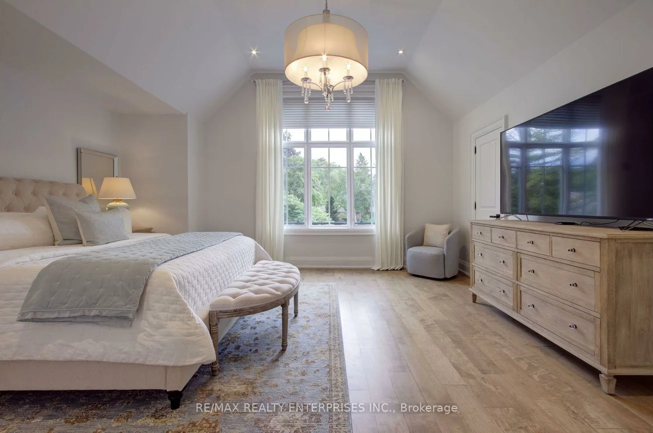 1543, Point-O-Woods, Mineola, Mississauga