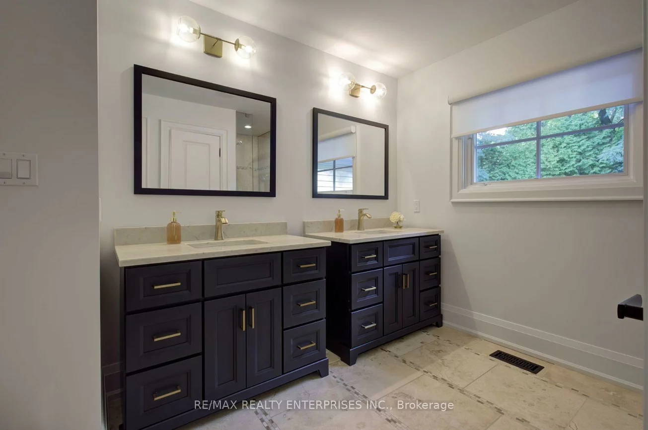 1543, Point-O-Woods, Mineola, Mississauga