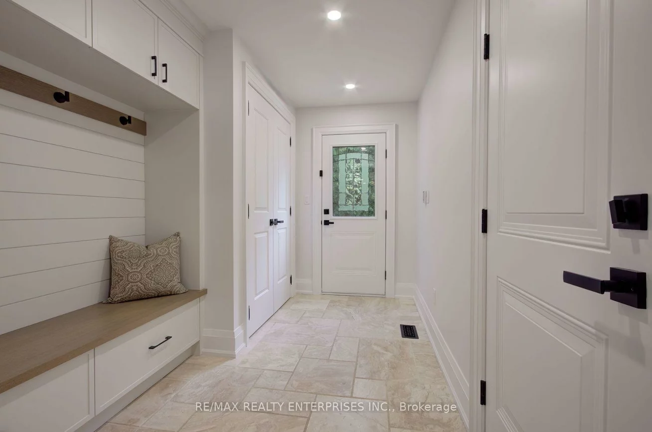 1543, Point-O-Woods, Mineola, Mississauga