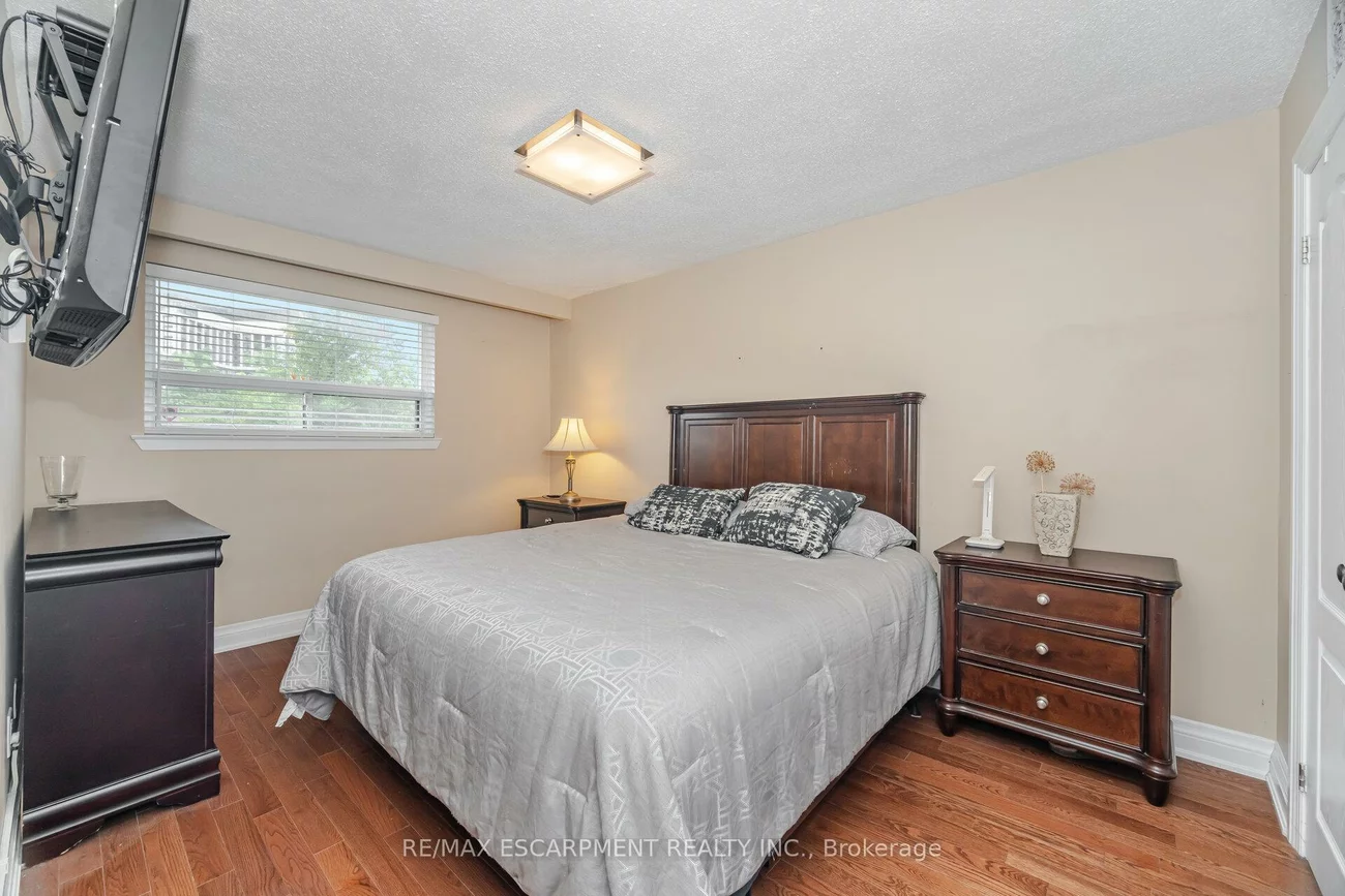 1132, Claredale, Mineola, Mississauga