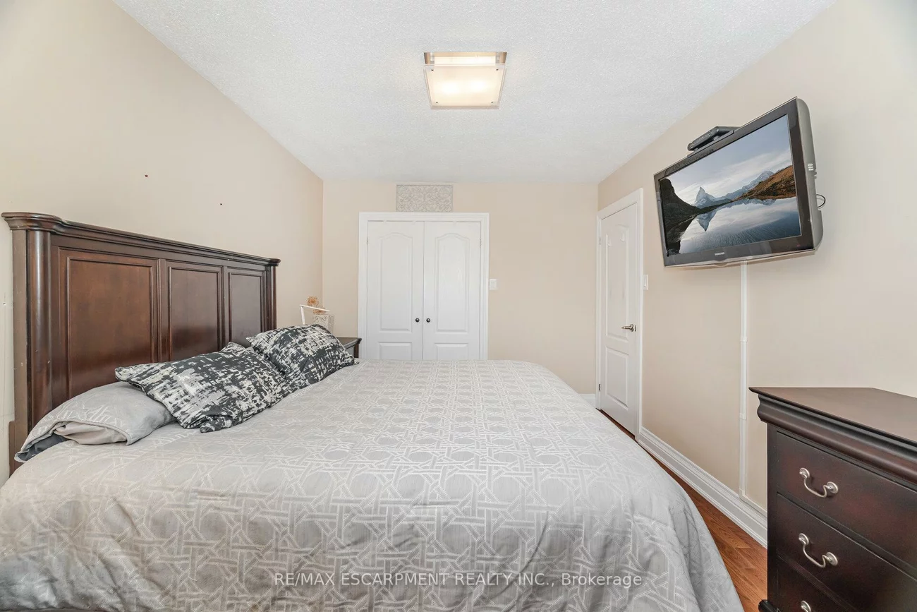 1132, Claredale, Mineola, Mississauga