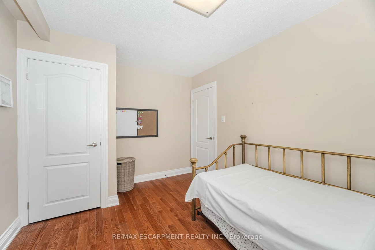 1132, Claredale, Mineola, Mississauga