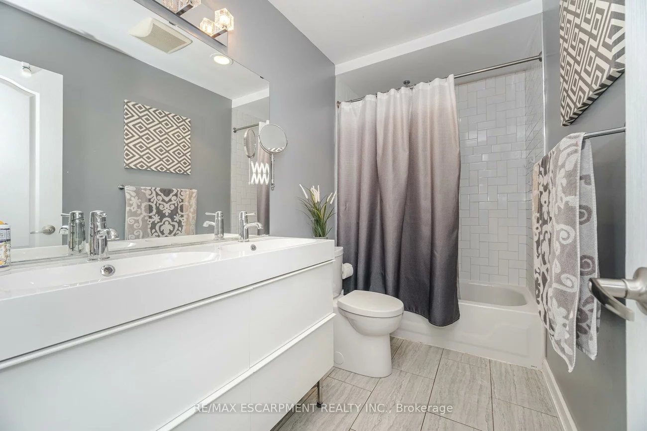 1132, Claredale, Mineola, Mississauga