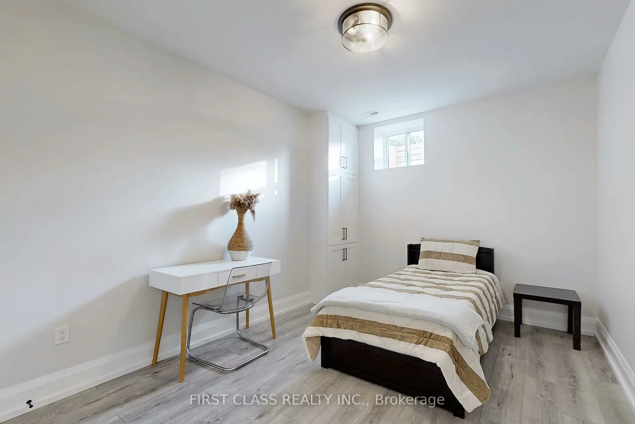 1047, Meredith, Lakeview, Mississauga