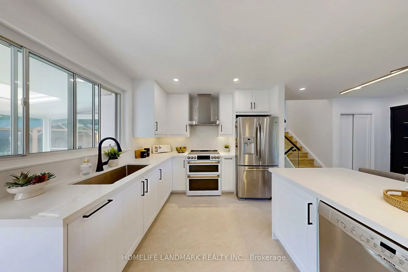 1354, Kelly, Clarkson, Mississauga