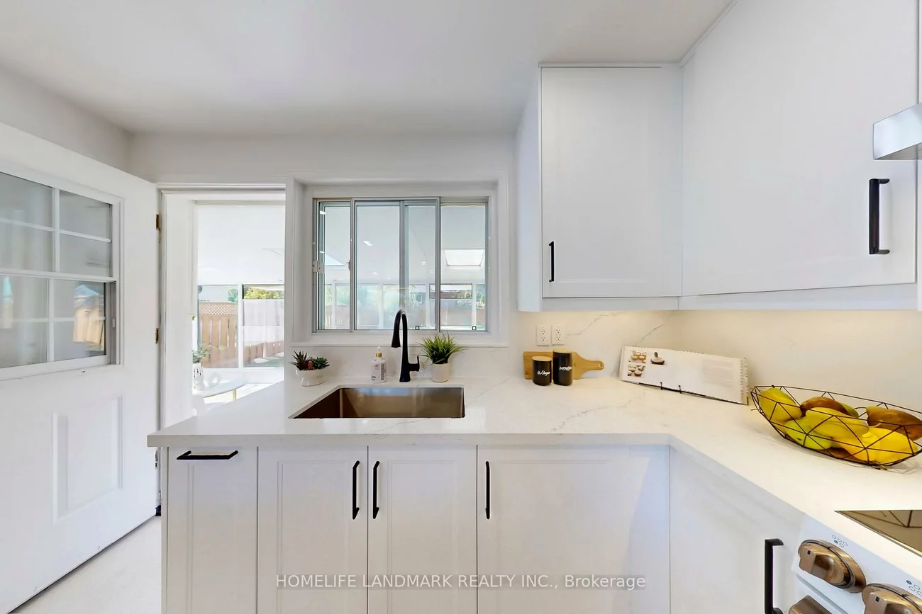 1354, Kelly, Clarkson, Mississauga