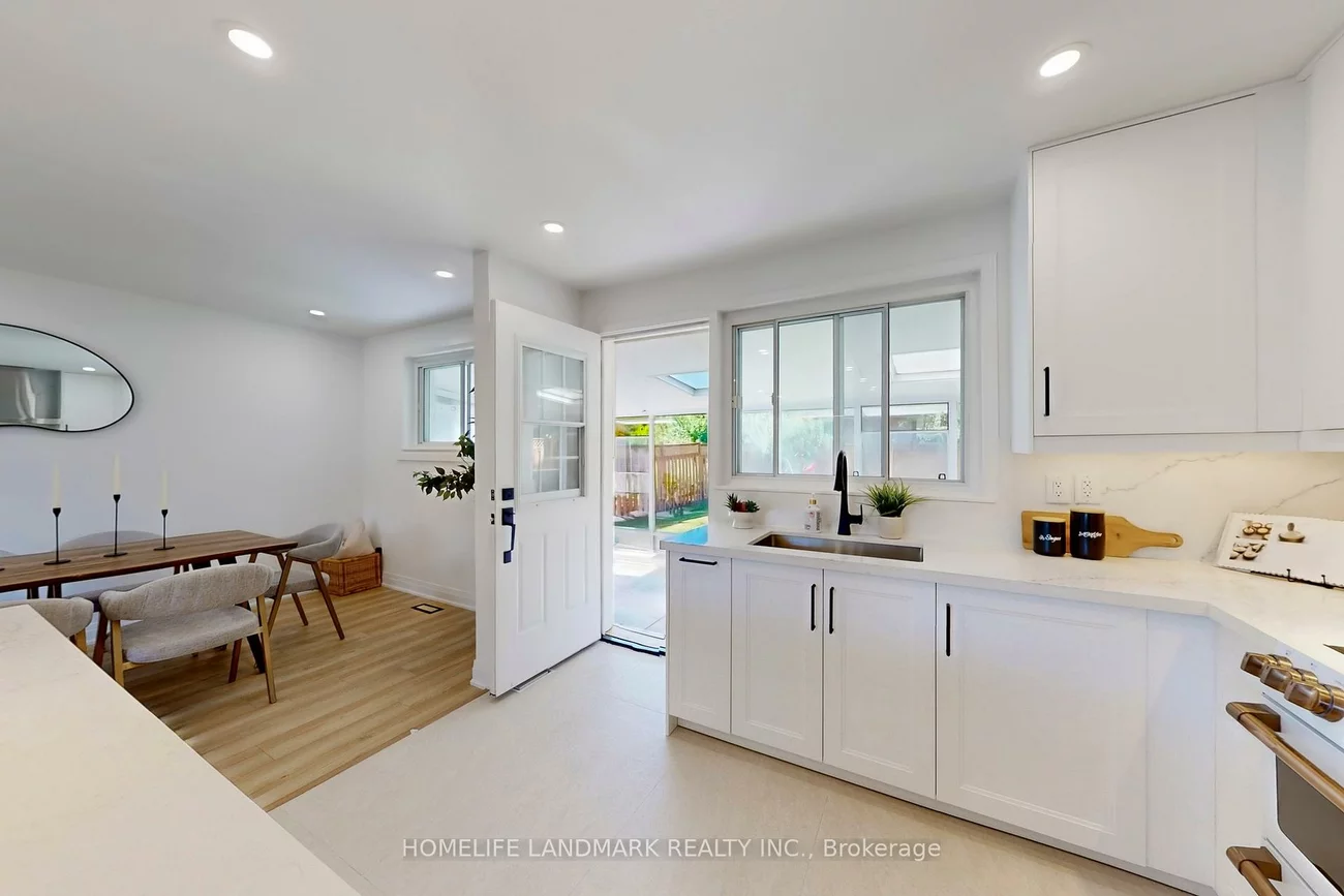 1354, Kelly, Clarkson, Mississauga