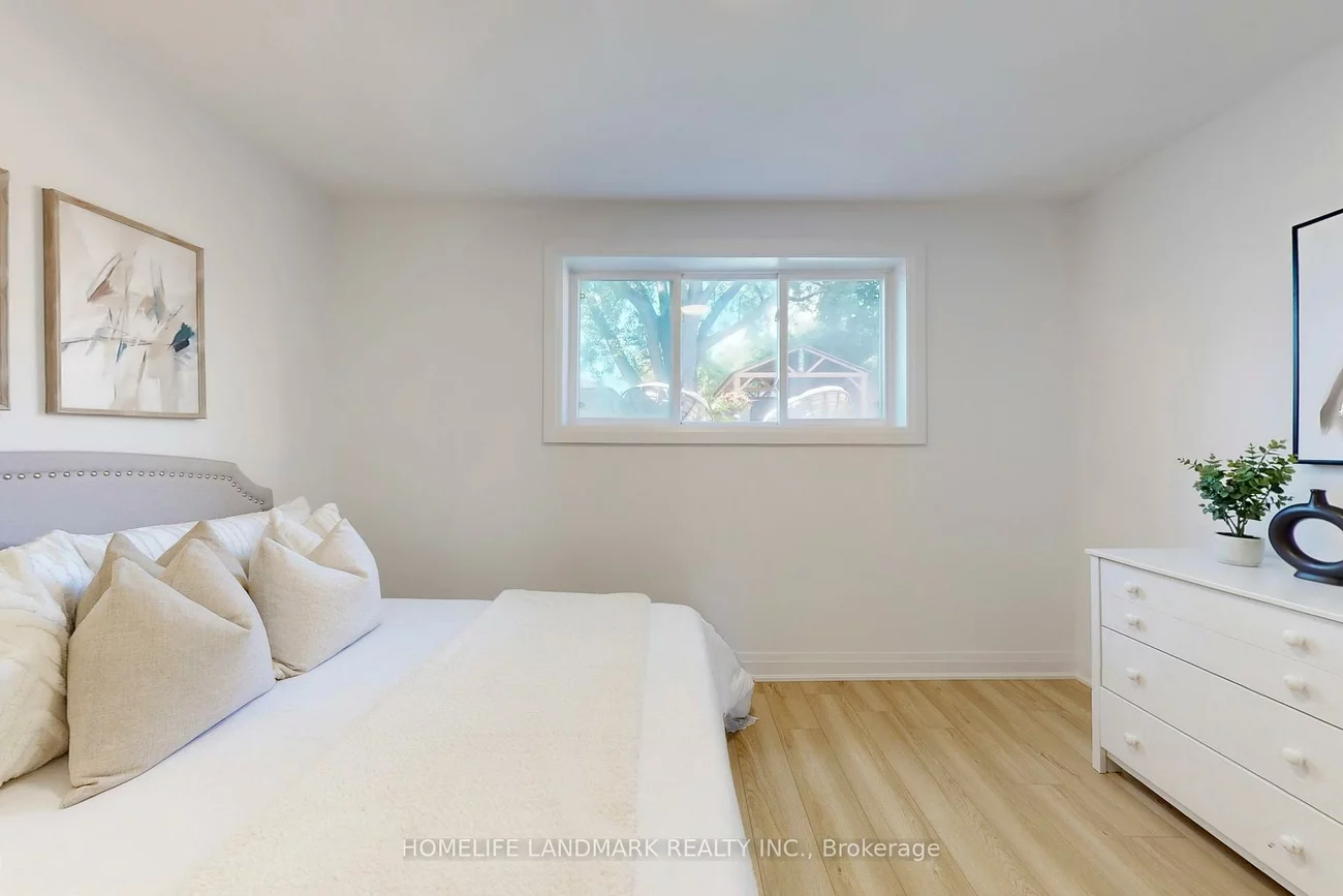 1354, Kelly, Clarkson, Mississauga
