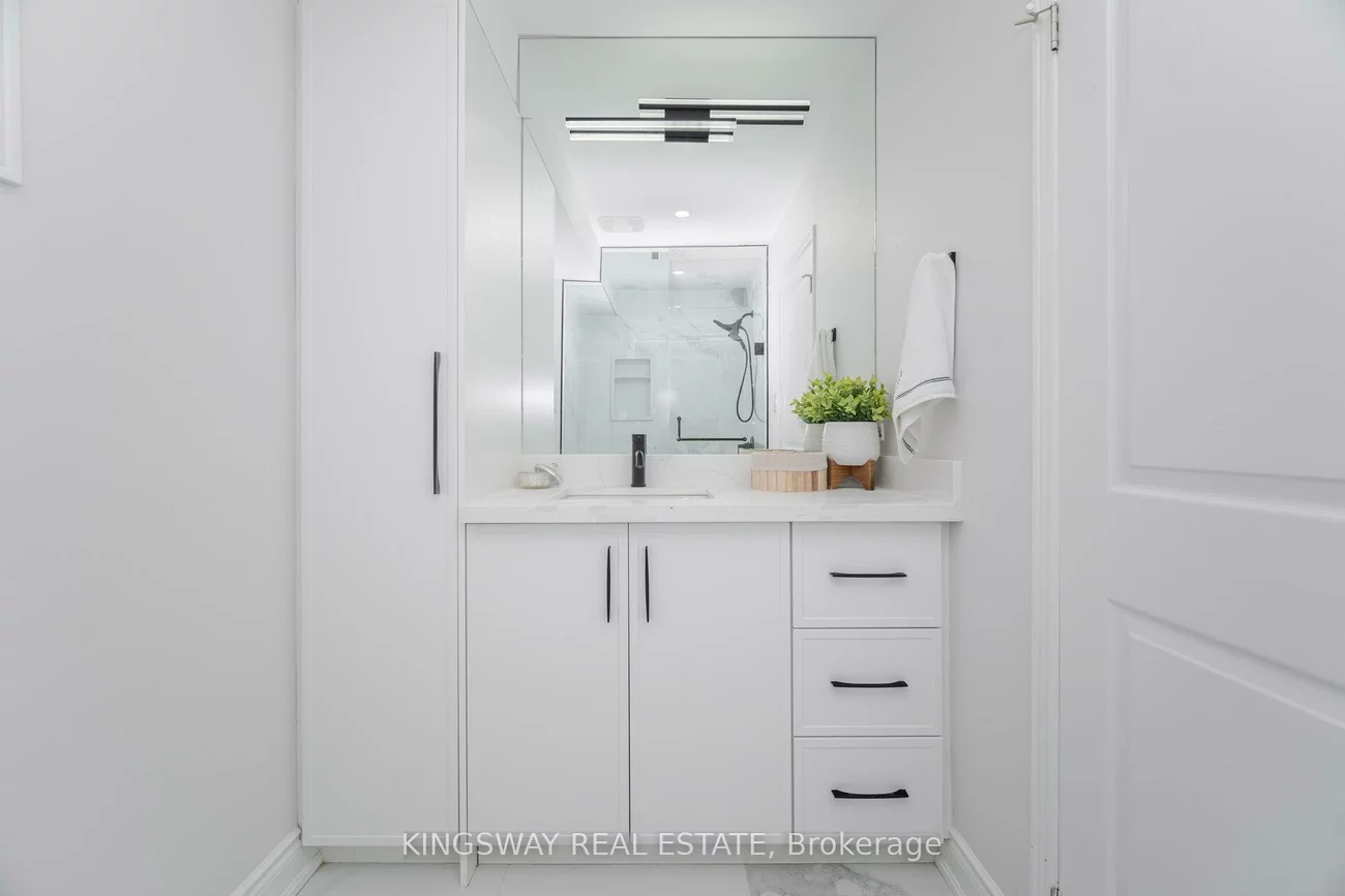 1008, Ceremonial, Hurontario, Mississauga