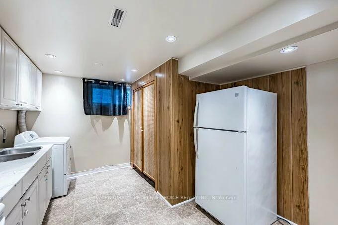 453, Ginger, Mississauga Valleys, Mississauga