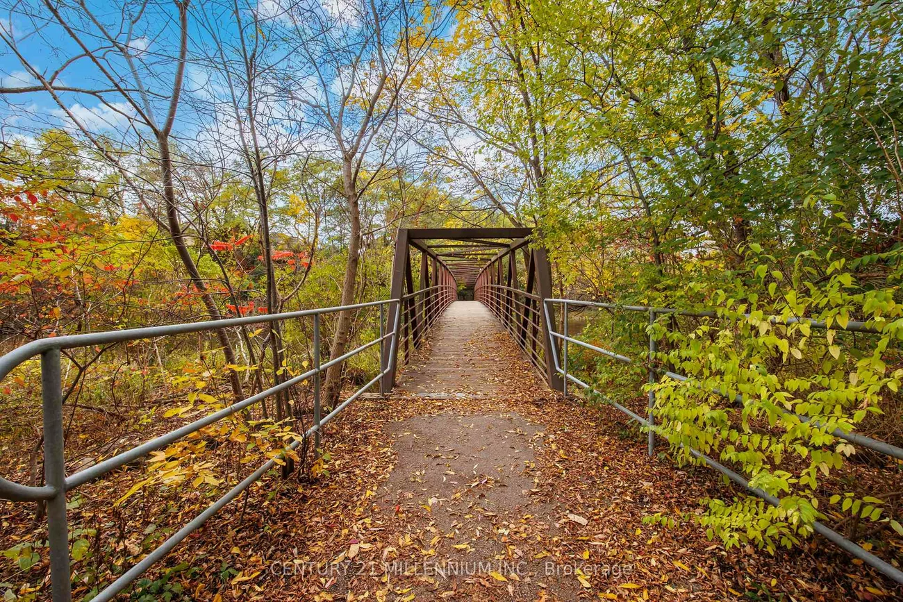 2, Pine Cliff, Streetsville, Mississauga