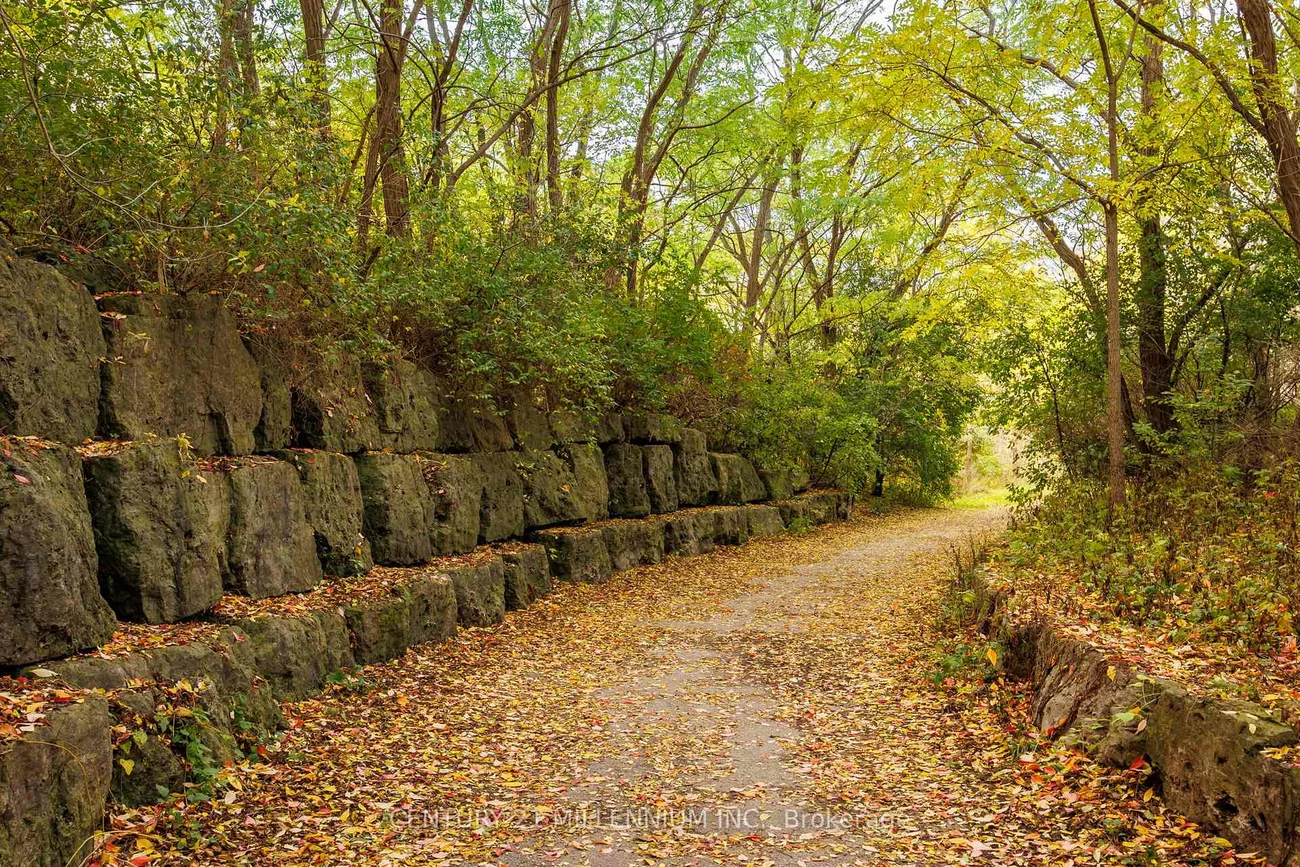 2, Pine Cliff, Streetsville, Mississauga