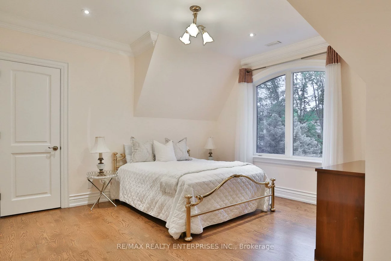 1511, Broadmoor, Mineola, Mississauga