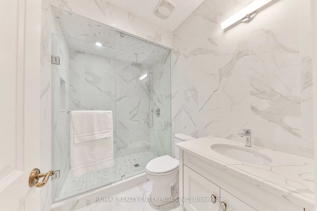 1511, Broadmoor, Mineola, Mississauga