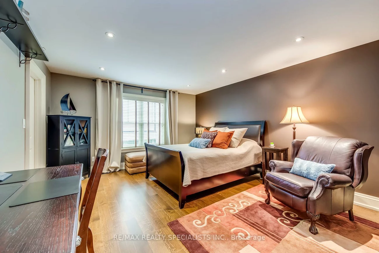 1199, Whiteoaks, Lorne Park, Mississauga