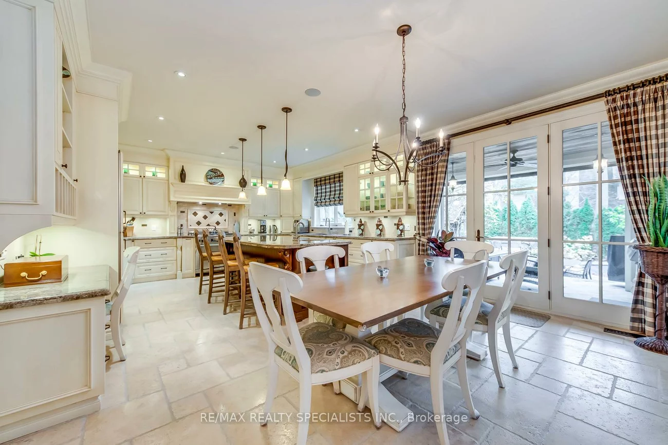 1199, Whiteoaks, Lorne Park, Mississauga