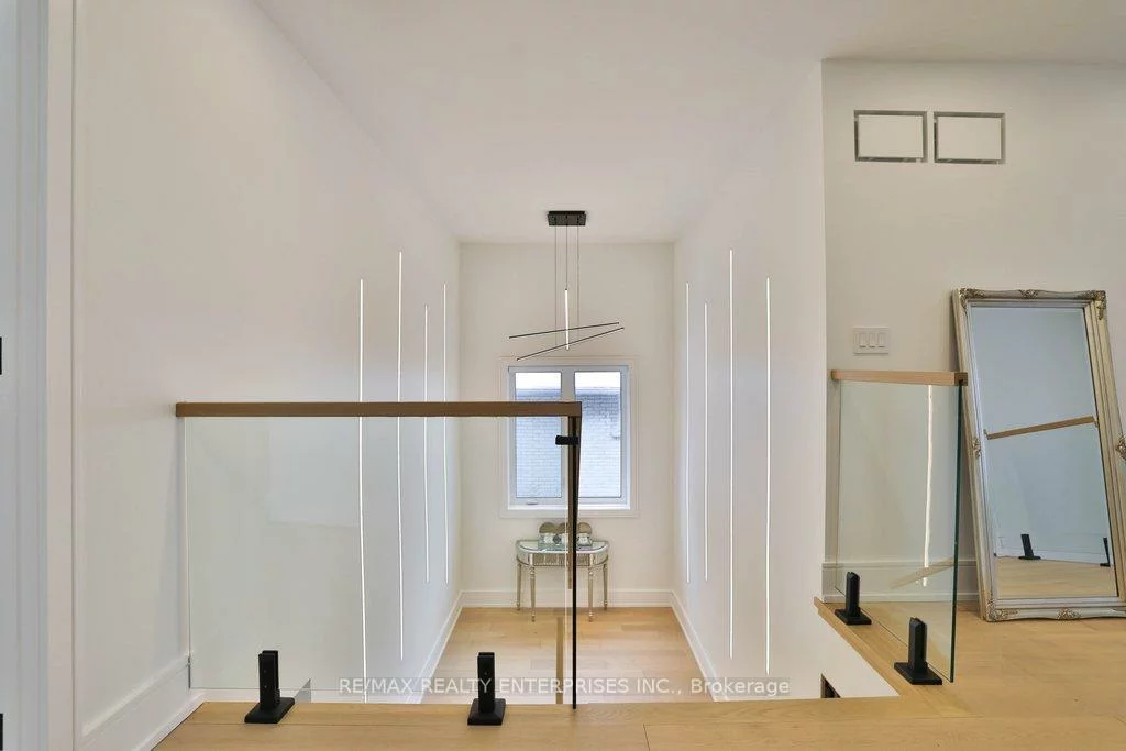 1438, Garnet, Mineola, Mississauga