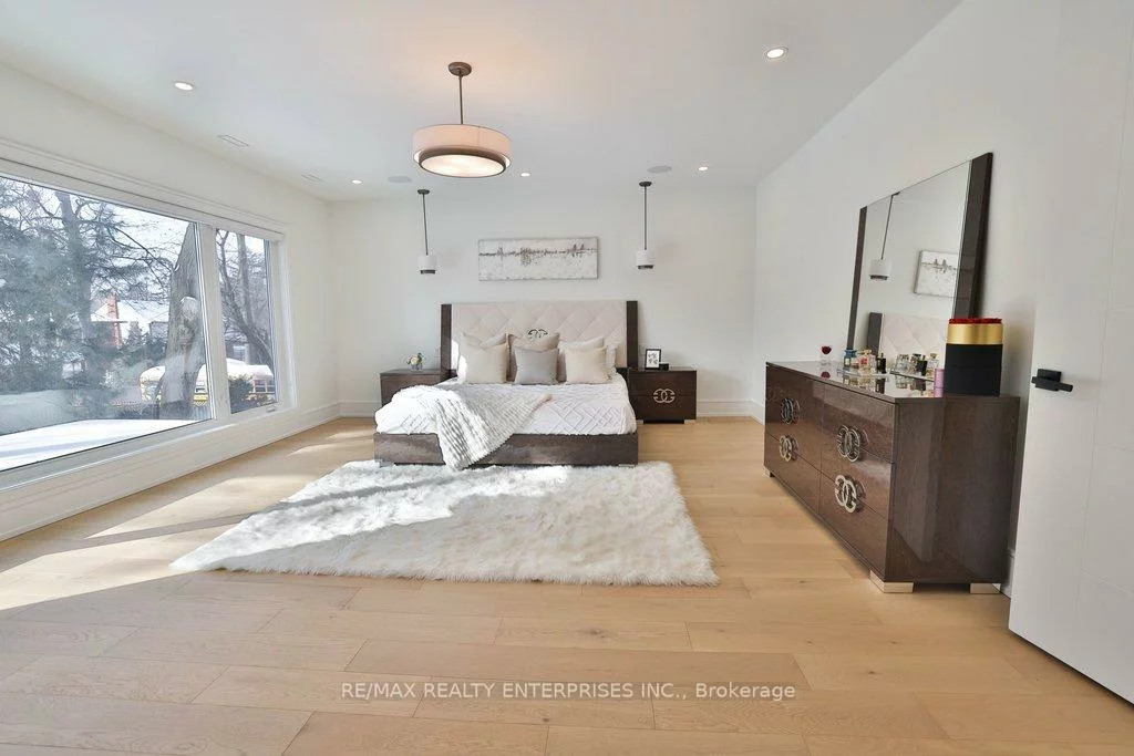 1438, Garnet, Mineola, Mississauga