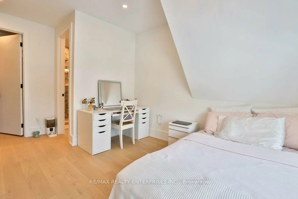 1438, Garnet, Mineola, Mississauga