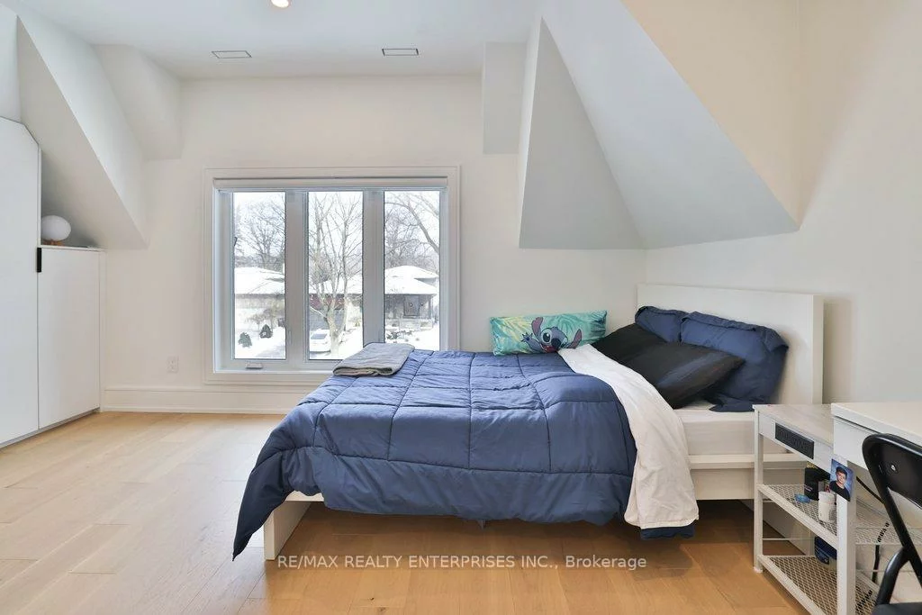 1438, Garnet, Mineola, Mississauga