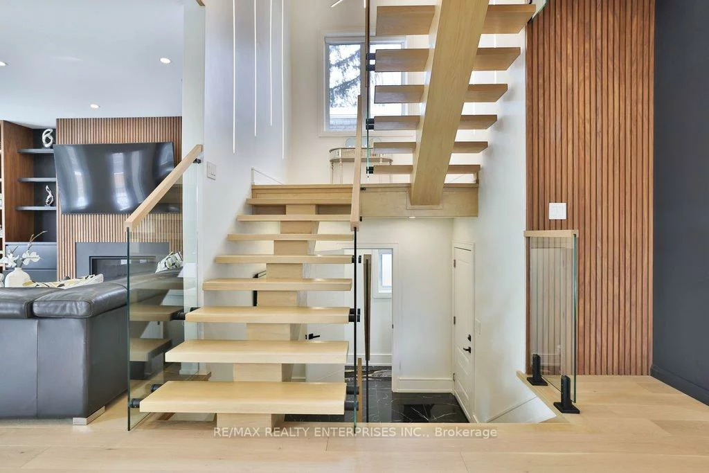 1438, Garnet, Mineola, Mississauga