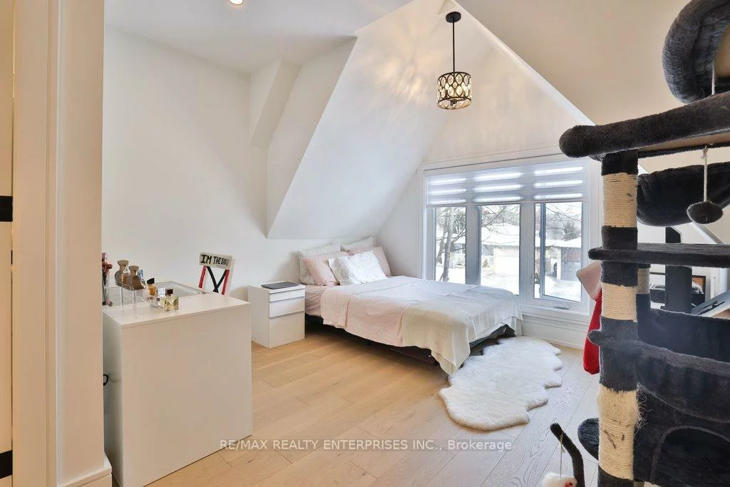 1438, Garnet, Mineola, Mississauga