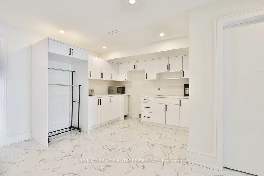 1438, Garnet, Mineola, Mississauga